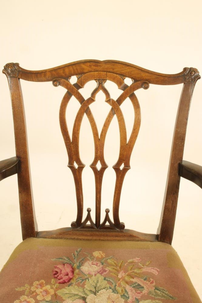 A GEORGIAN MAHOGANY ELBOW CHAIR Image