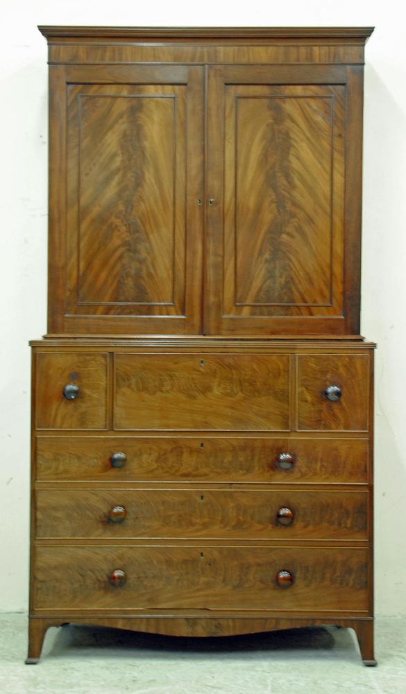 A GEORGIAN MAHOGANY SECRETAIRE CABINET Image
