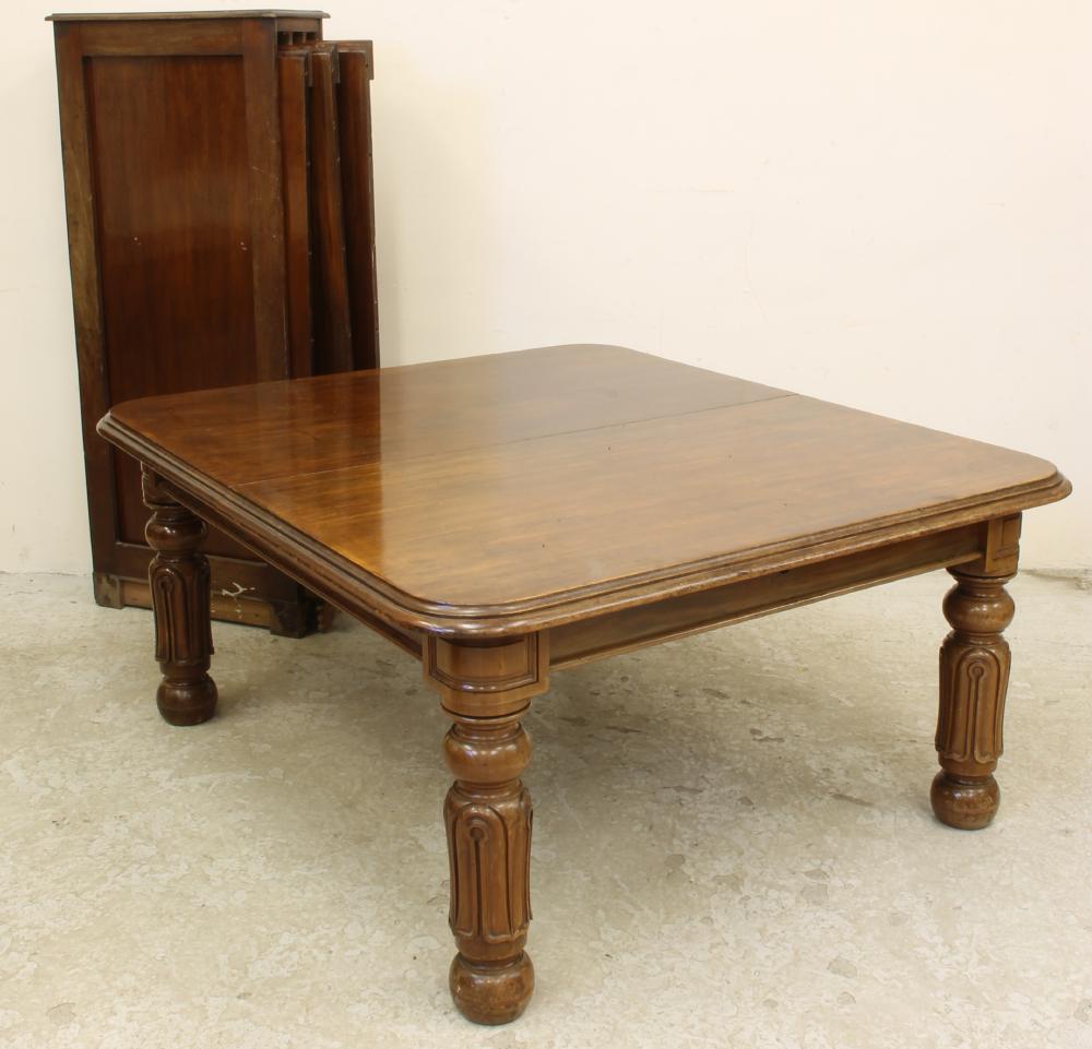 A VICTORIAN MAHOGANY EXTENDING DINING TABLE with three leaves housed in a separate case Image
