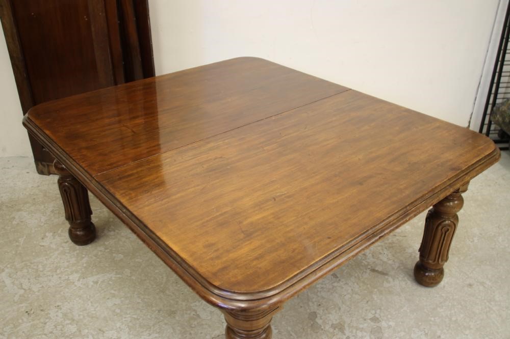 A VICTORIAN MAHOGANY EXTENDING DINING TABLE with three leaves housed in a separate case Image