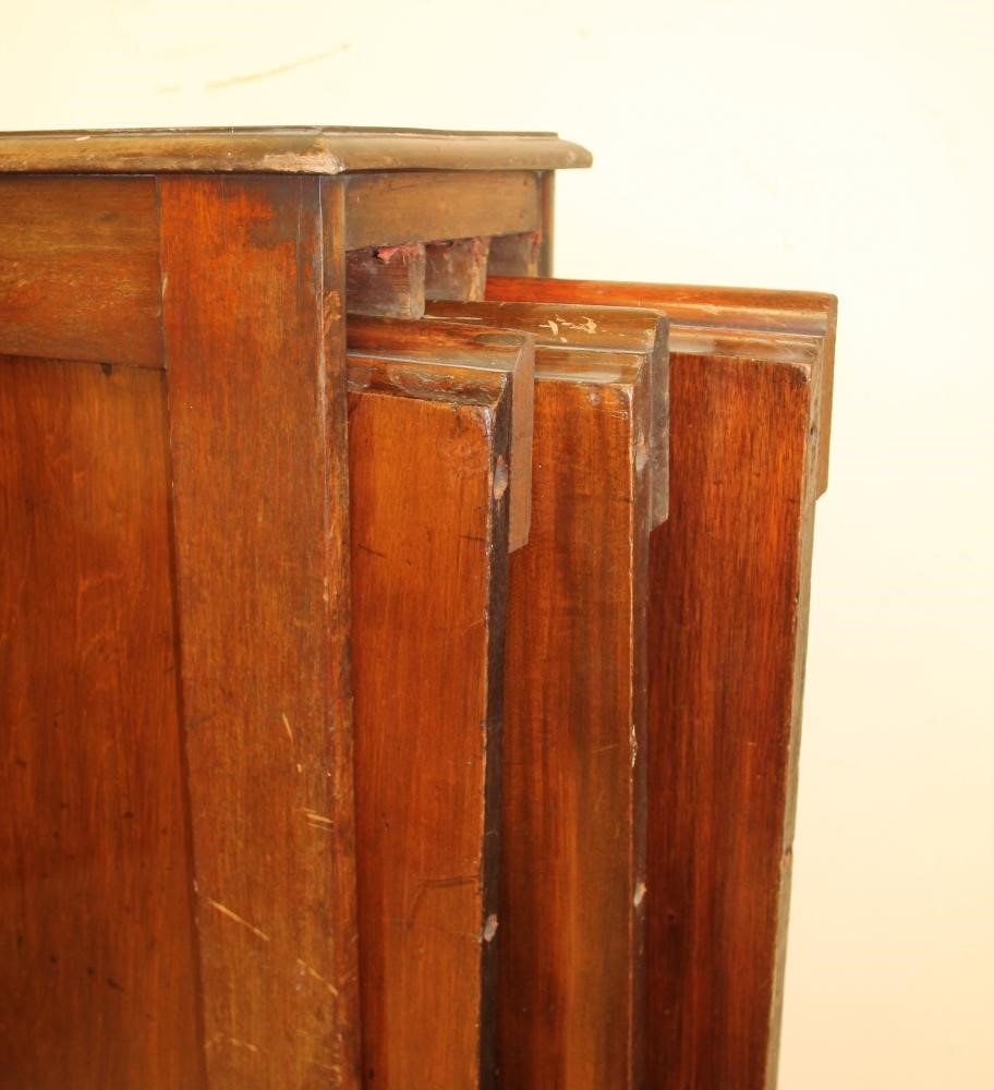 A VICTORIAN MAHOGANY EXTENDING DINING TABLE with three leaves housed in a separate case Image