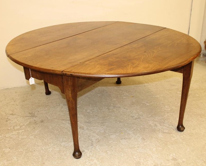 A LARGE GEORGE II MAHOGANY DROP LEAF DINING TABLE Image