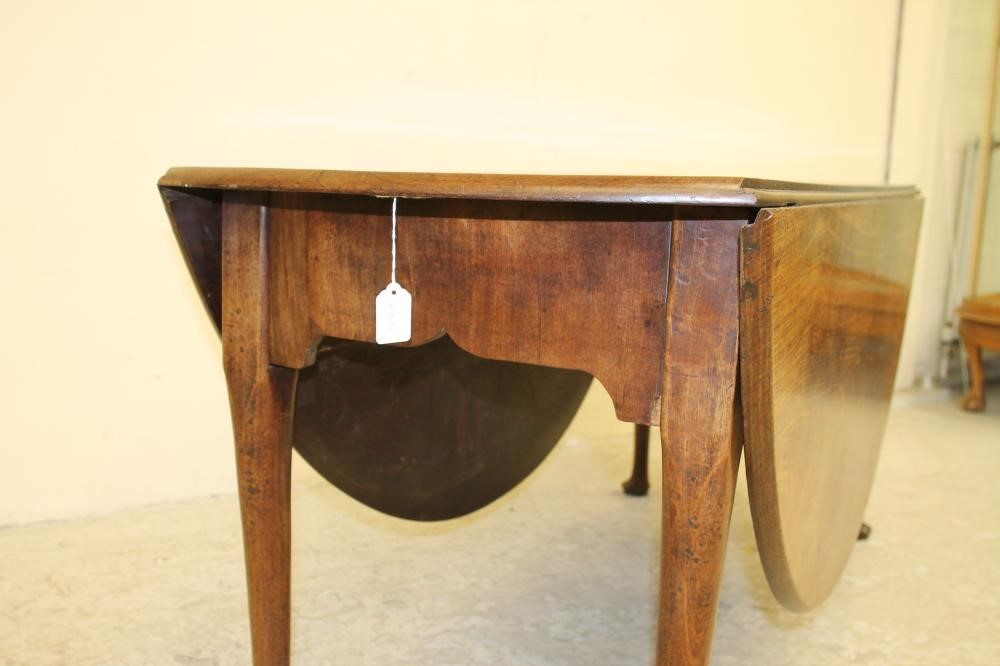 A LARGE GEORGE II MAHOGANY DROP LEAF DINING TABLE Image
