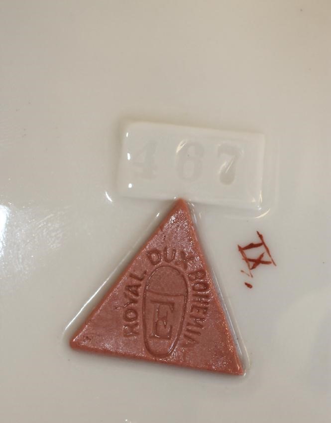 A ROYAL DUX PORCELAIN FIGURAL CENTREPIECE Image