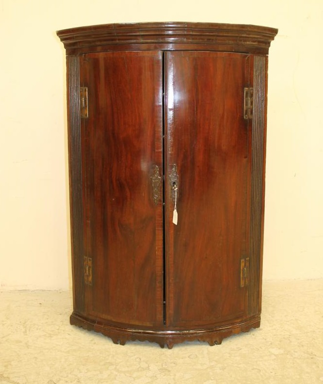 A GEORGIAN MAHOGANY CORNER CUPBOARD Image