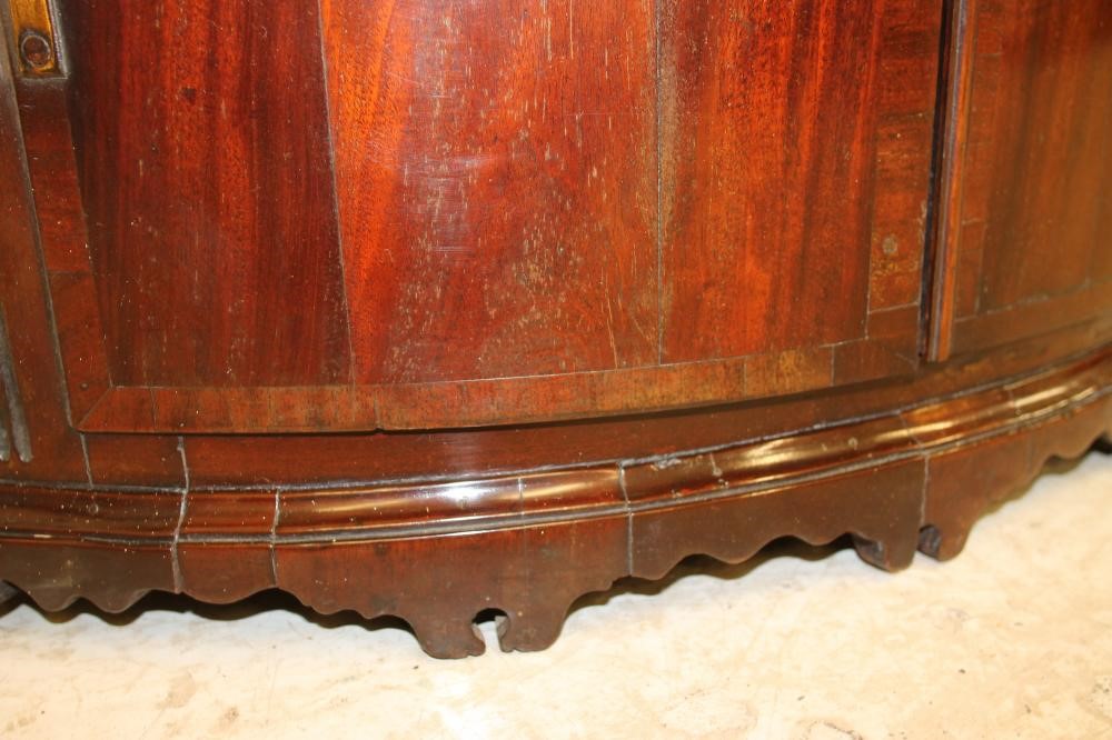 A GEORGIAN MAHOGANY CORNER CUPBOARD Image