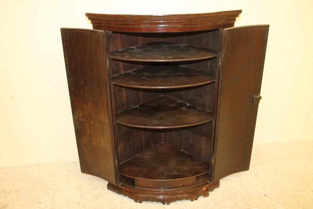 A GEORGIAN MAHOGANY CORNER CUPBOARD Image