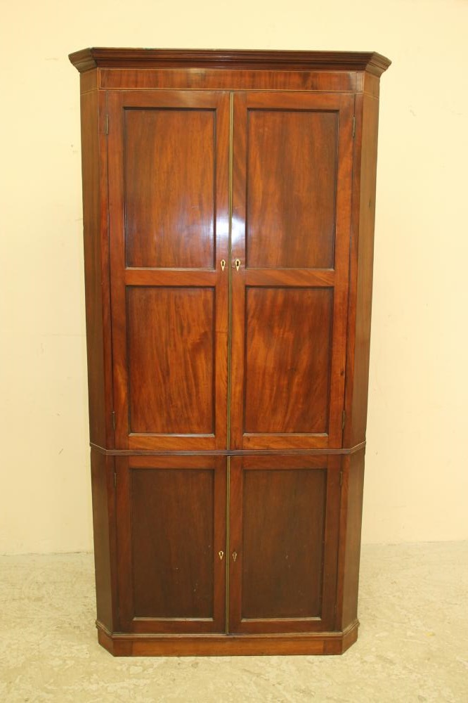 A GEORGIAN MAHOGANY STANDING CORNER CUPBOARD Image