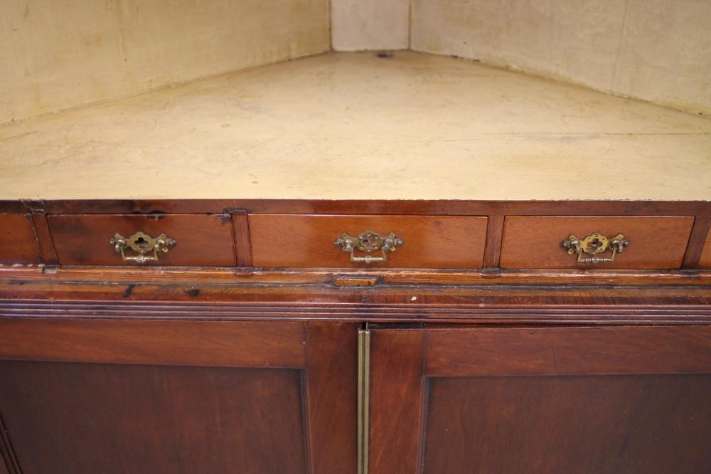 A GEORGIAN MAHOGANY STANDING CORNER CUPBOARD Image