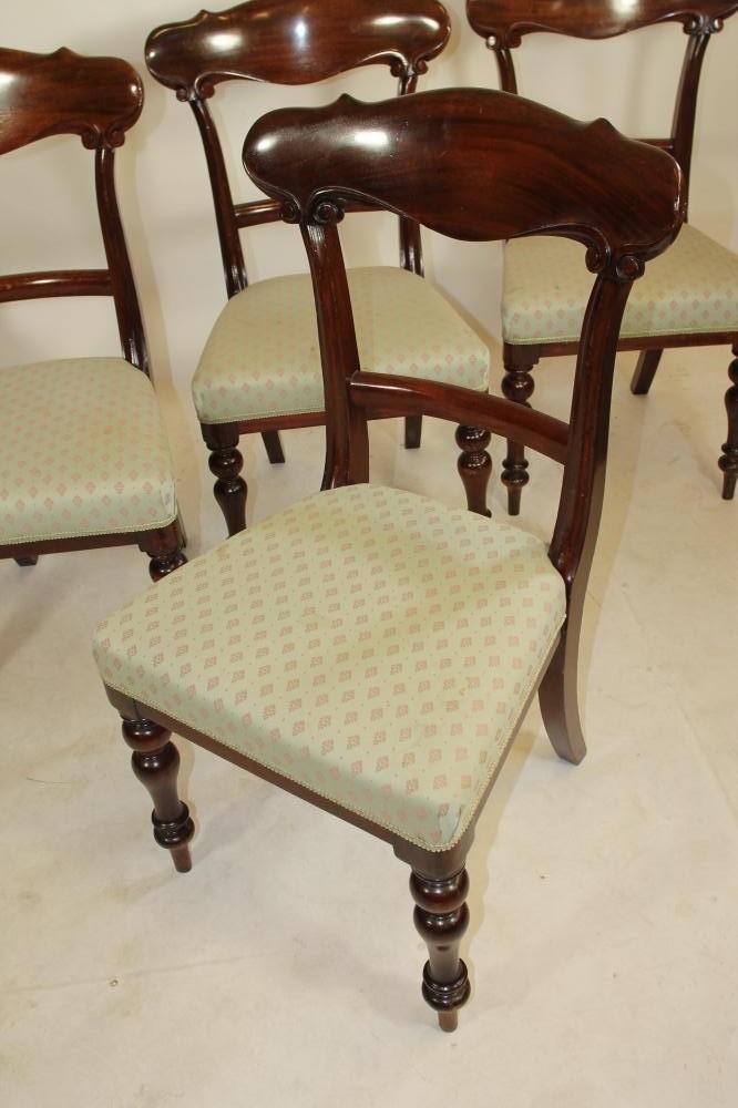 A SET OF SIX MID VICTORIAN MAHOGANY DINING CHAIRS Image