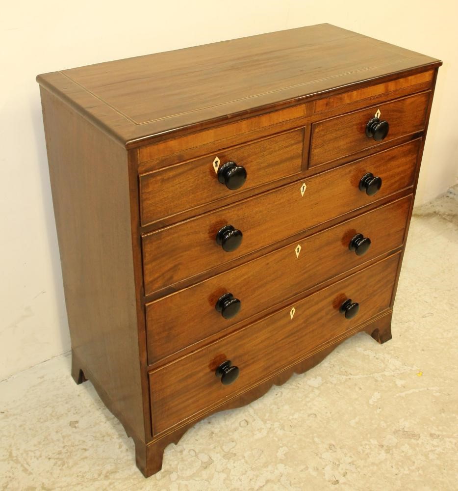 A GEORGE IV MAHOGANY CHEST Image