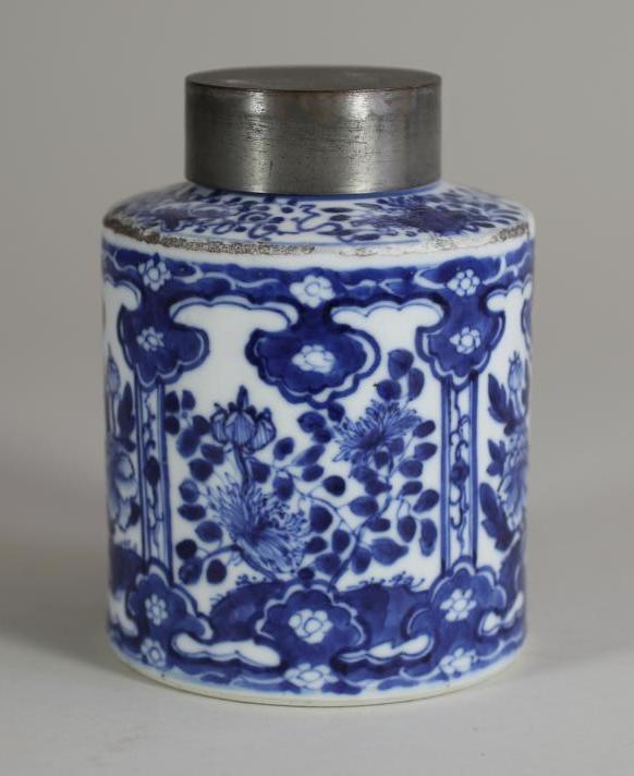 A CHINESE PORCELAIN TEA CANISTER of plain cylindrical form Image