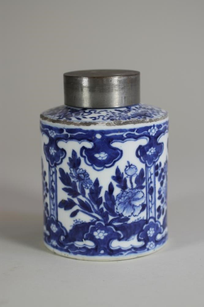 A CHINESE PORCELAIN TEA CANISTER of plain cylindrical form Image