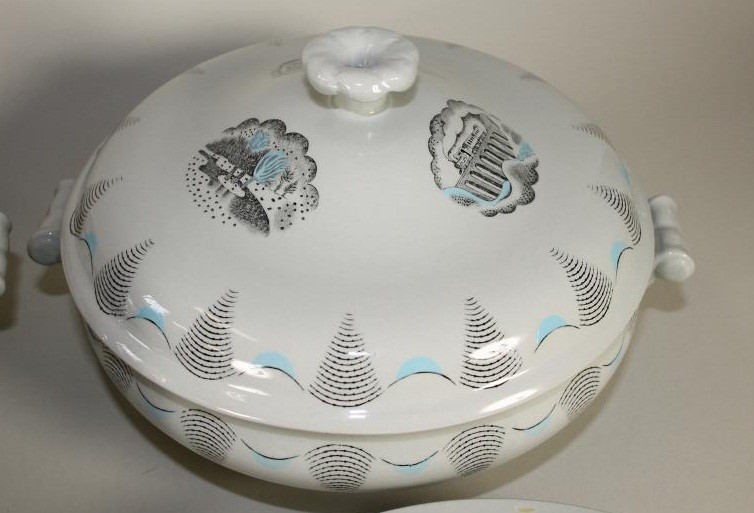 AN ERIC RAVILIOUS FOR WEDGWOOD "TRAVEL" PATTERN FINE EARTHENWARE DINNER SERVICE Image