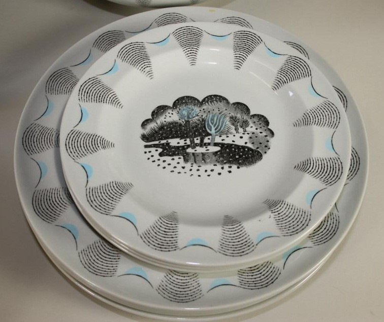 AN ERIC RAVILIOUS FOR WEDGWOOD "TRAVEL" PATTERN FINE EARTHENWARE DINNER SERVICE Image