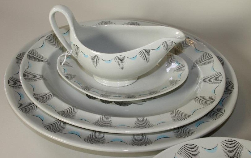 AN ERIC RAVILIOUS FOR WEDGWOOD "TRAVEL" PATTERN FINE EARTHENWARE DINNER SERVICE Image