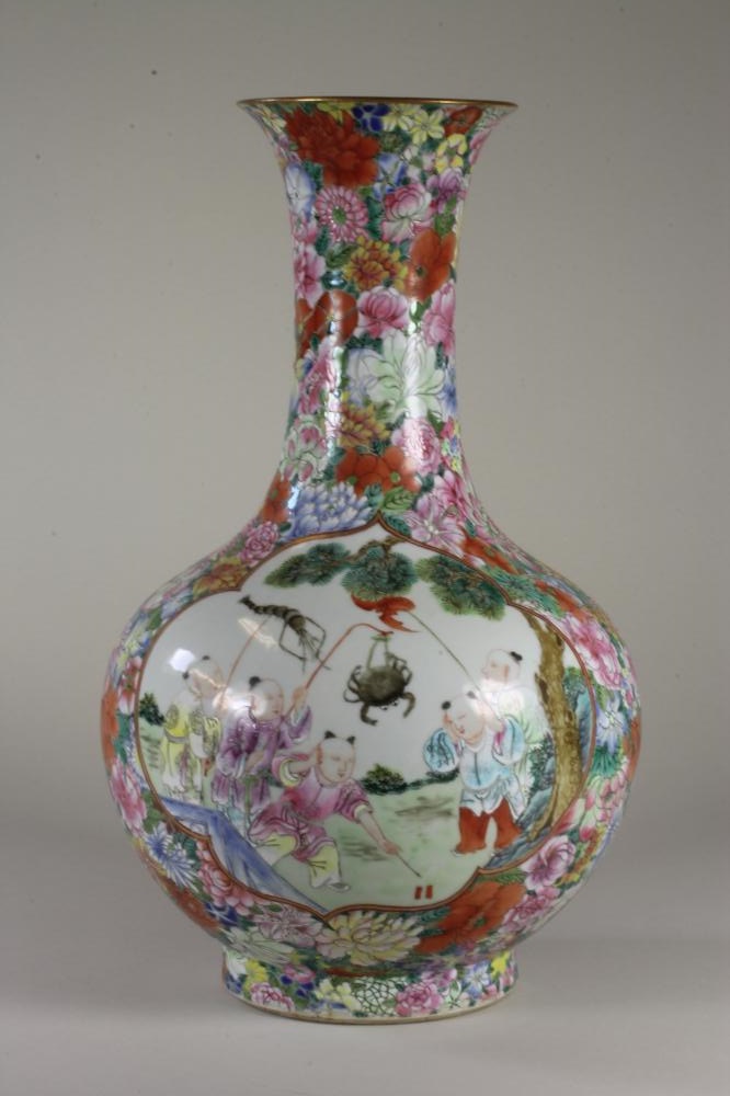 A CHINESE PORCELAIN VASE of baluster form Image