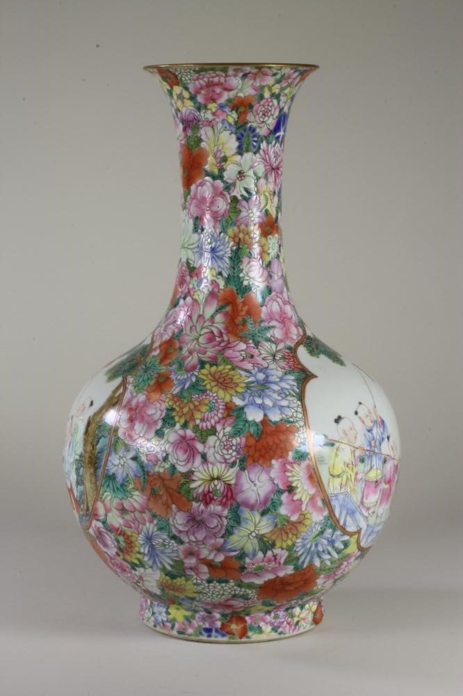 A CHINESE PORCELAIN VASE of baluster form Image
