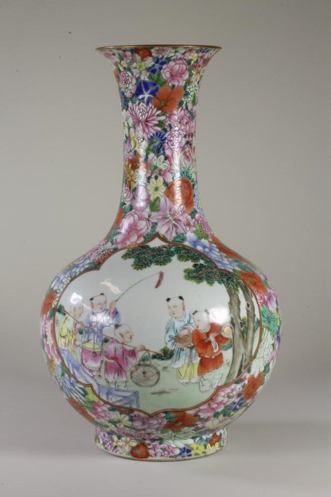 A CHINESE PORCELAIN VASE of baluster form Image