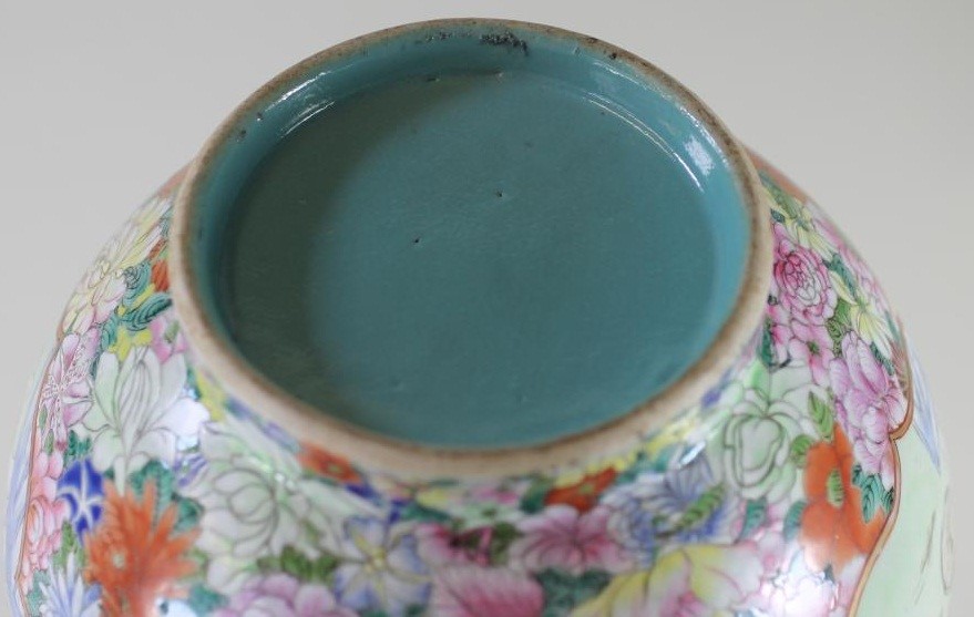 A CHINESE PORCELAIN VASE of baluster form Image