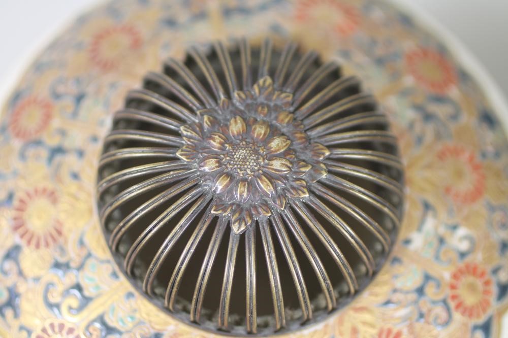 A SATSUMA EARTHENWARE POT POURRI Image