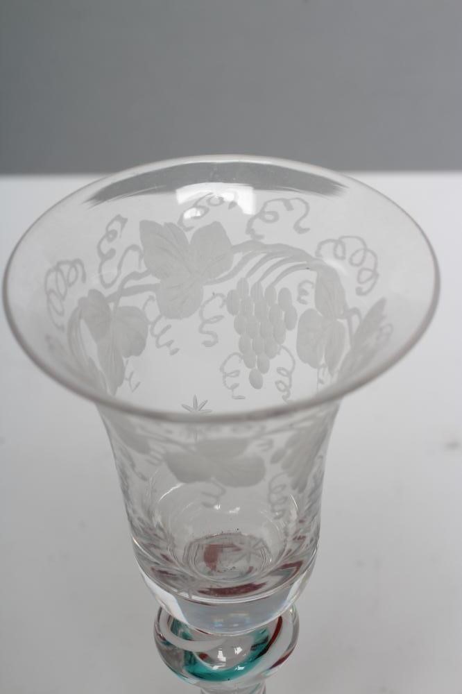 A WINE GLASS Image