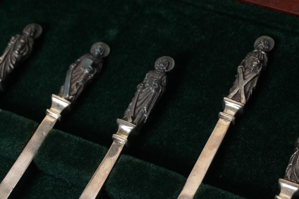 A SET OF THIRTEEN SILVER APOSTLE SPOONS Image