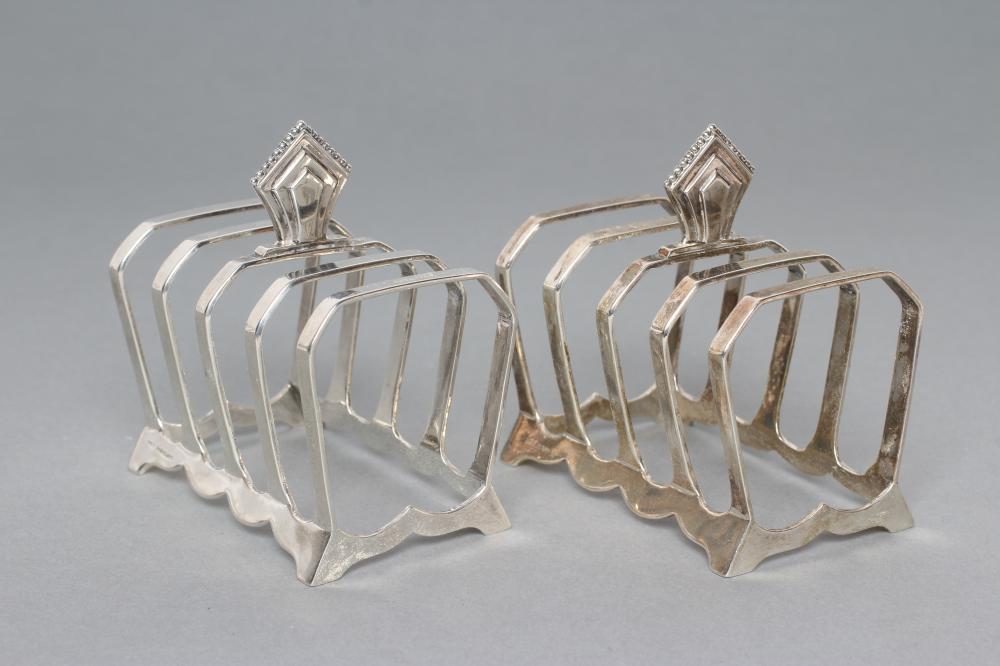 A PAIR OF ART DECO SILVER FIVE BAR TOASTRACKS Image