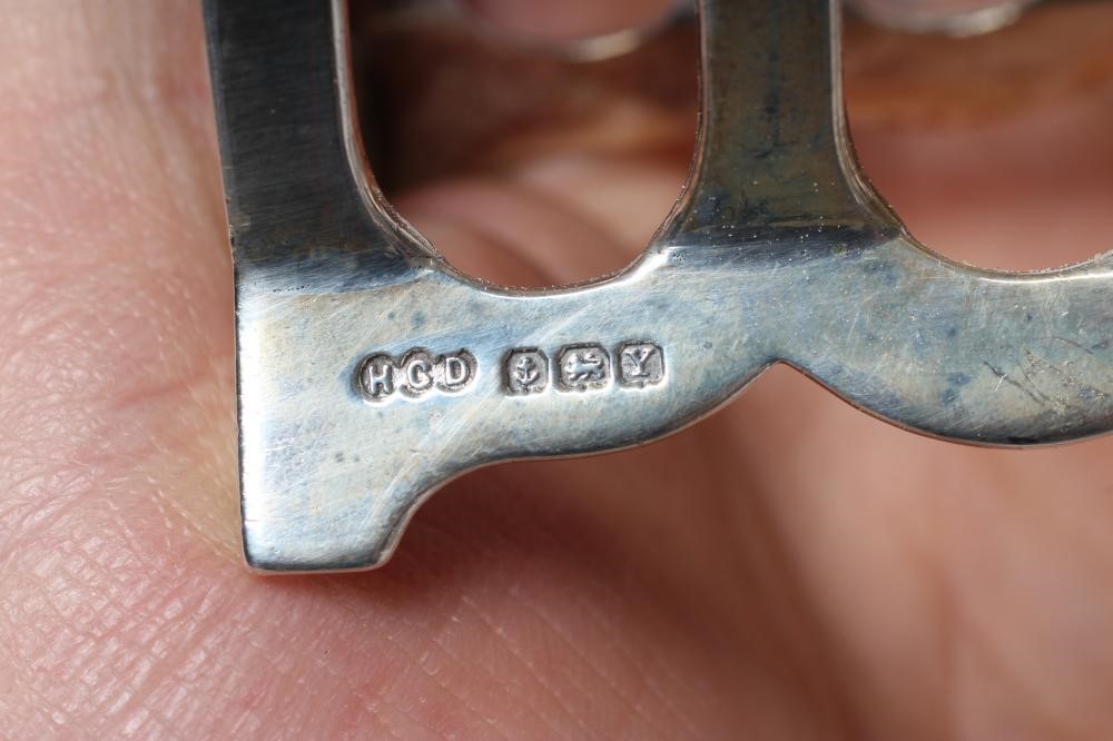 A PAIR OF ART DECO SILVER FIVE BAR TOASTRACKS Image