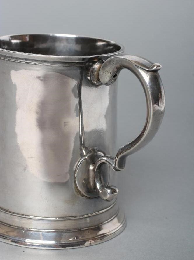 A GEORGE III SILVER MUG Image