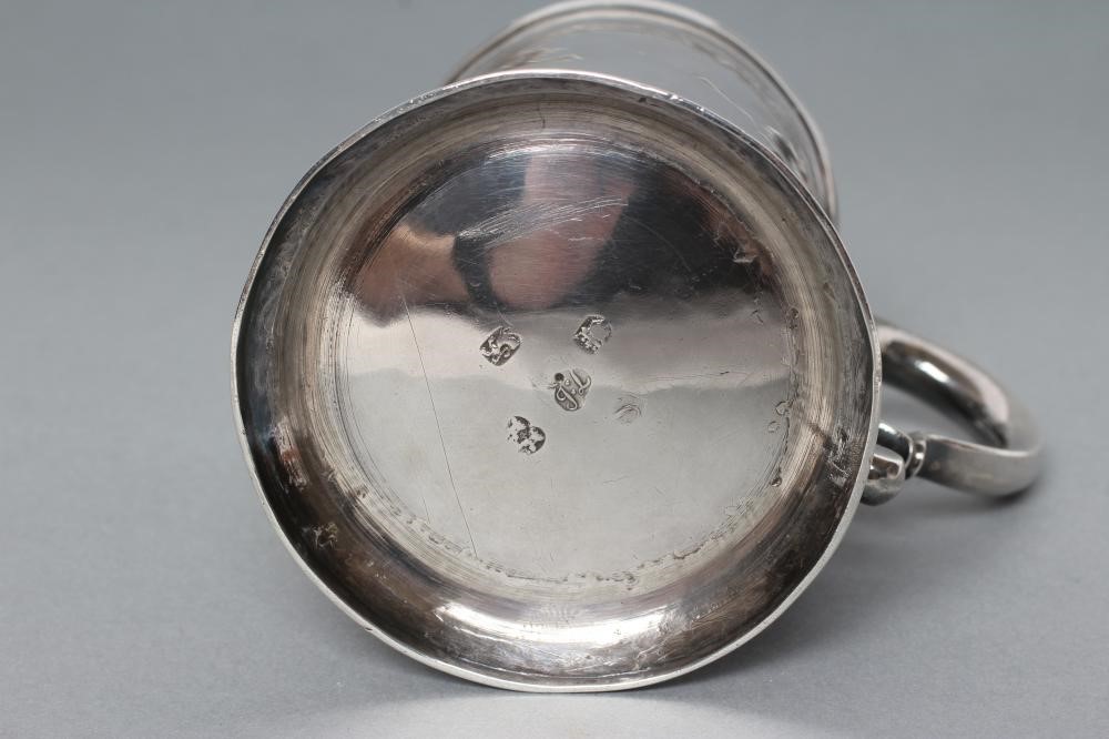 A GEORGE III SILVER MUG Image