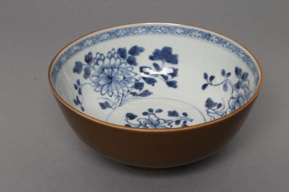A NANKING CARGO PORCELAIN SMALL BOWL of circular form Image