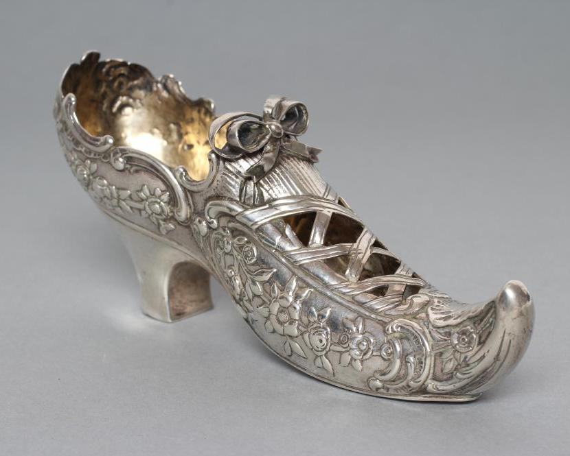 AN EDWARDIAN SILVER LARGE NOVELTY SHOE PIN CUSHION Image