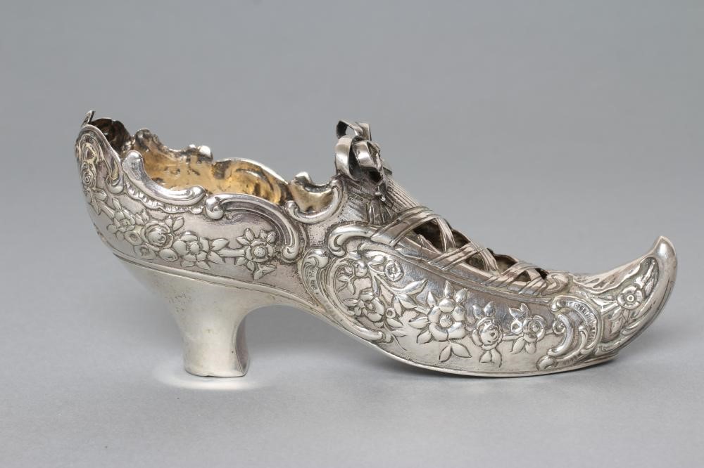 AN EDWARDIAN SILVER LARGE NOVELTY SHOE PIN CUSHION Image