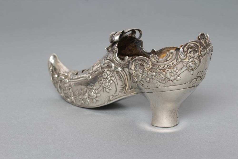 AN EDWARDIAN SILVER LARGE NOVELTY SHOE PIN CUSHION Image