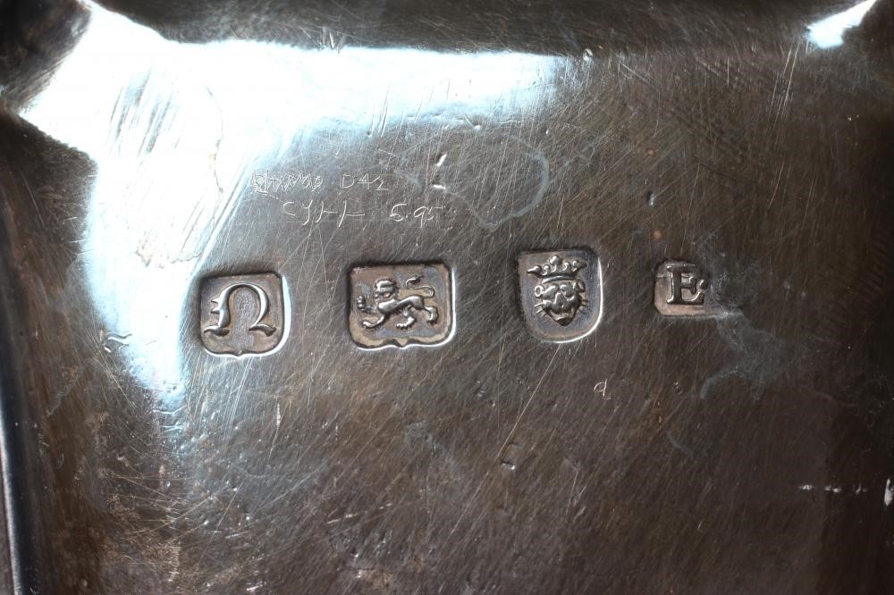 A GEORGE III SILVER SCISSOR SNUFFER'S TRAY Image