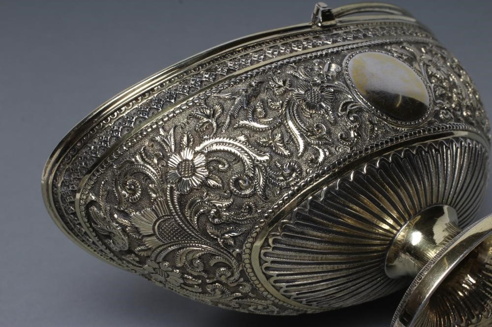 A VICTORIAN SILVER GILT SUGAR BASKET Image