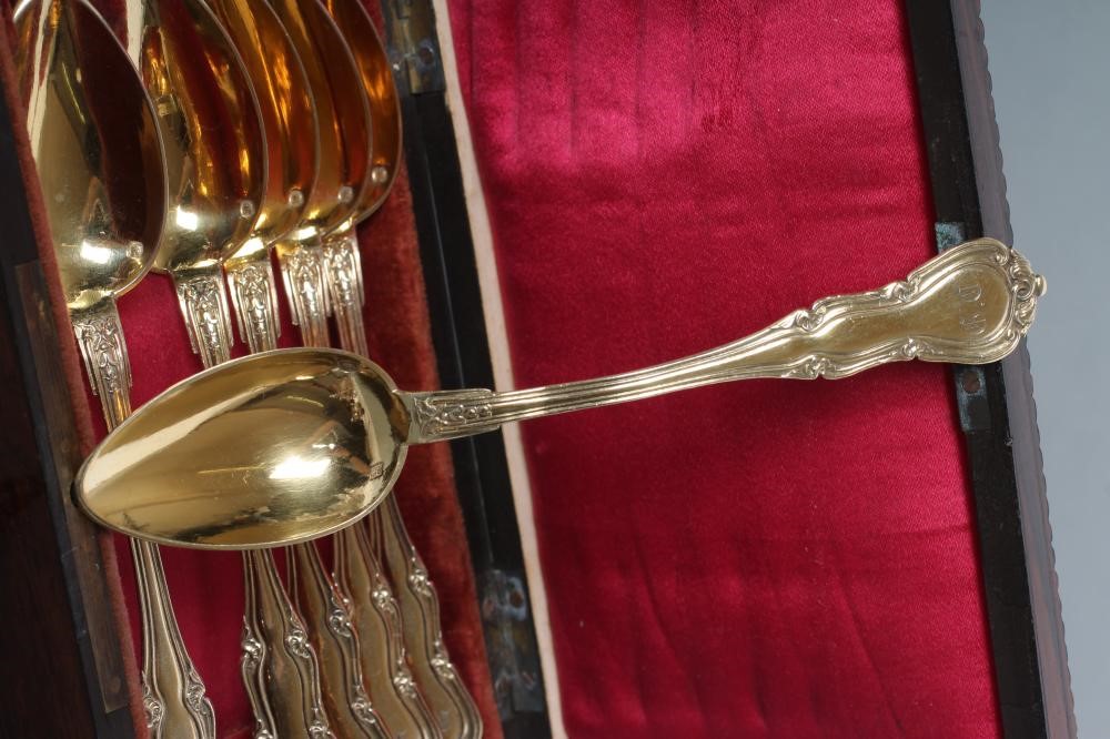 A SET OF SIX FRENCH SILVER GILT TEASPOONS Image