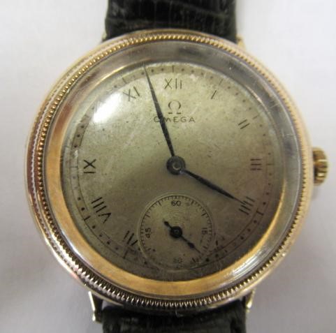 A GENTLEMAN'S 9CT GOLD OMEGA WRISTWATCH Image