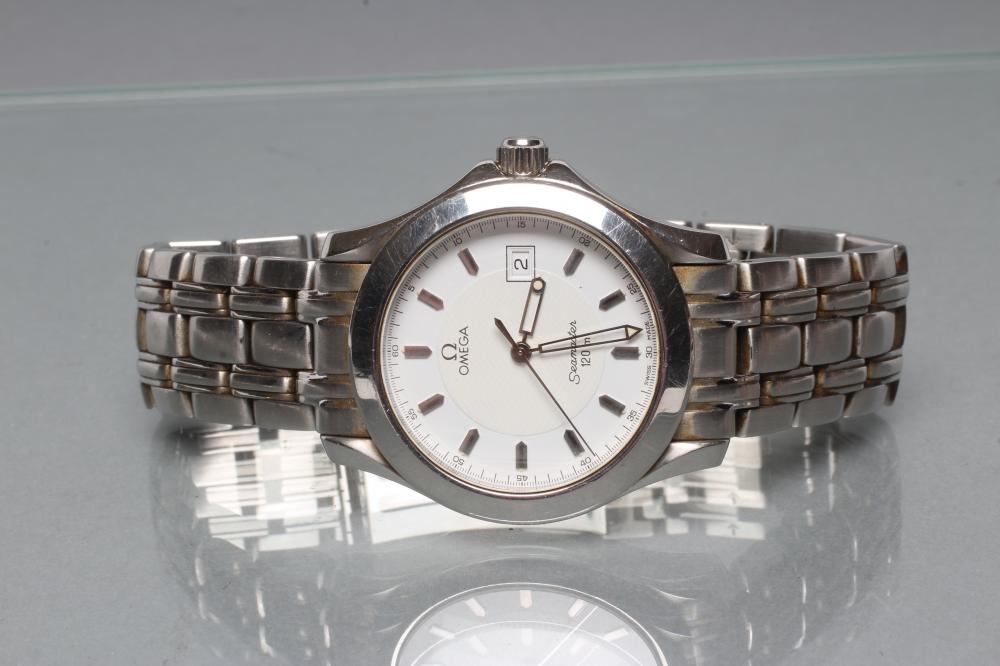 A GENTLEMAN'S OMEGA SEAMASTER WRISTWATCH Image