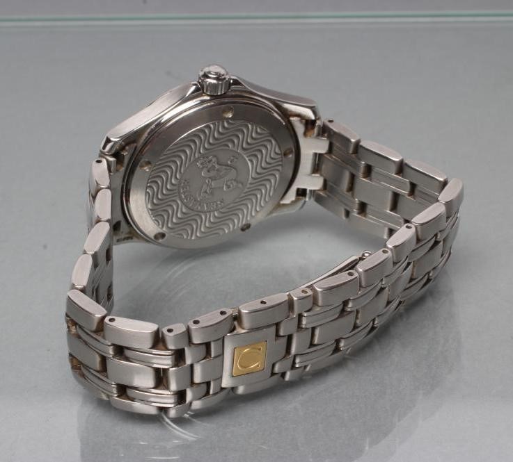 A GENTLEMAN'S OMEGA SEAMASTER WRISTWATCH Image