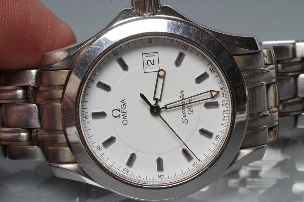A GENTLEMAN'S OMEGA SEAMASTER WRISTWATCH Image