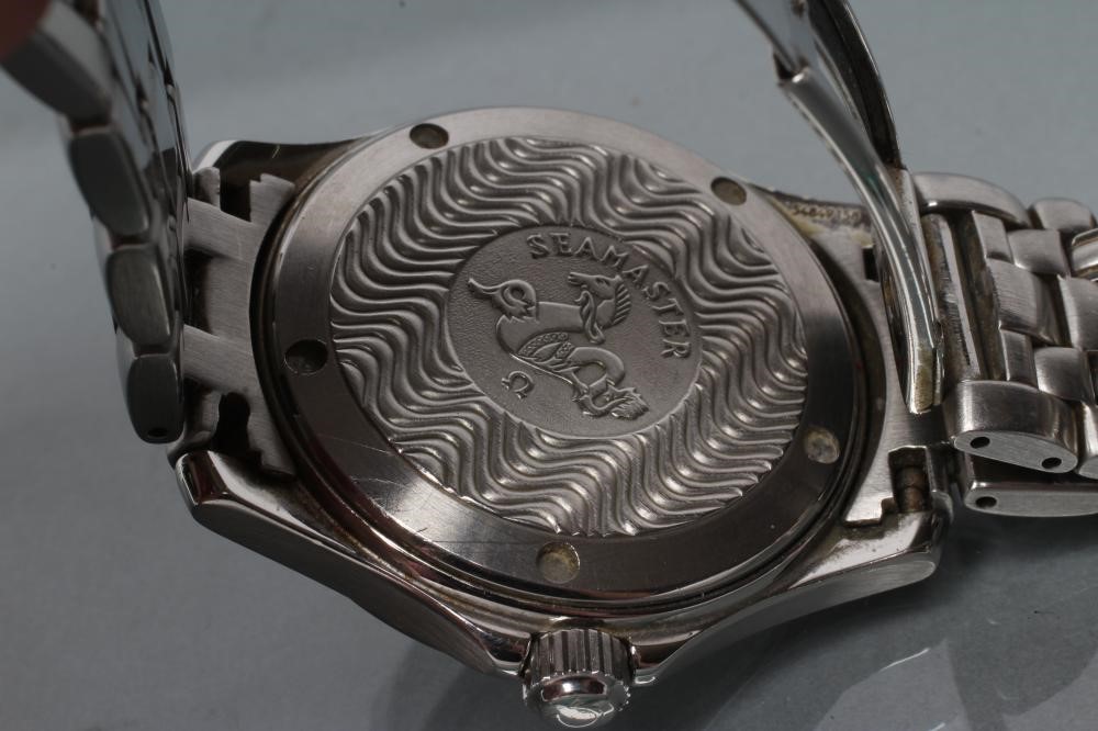 A GENTLEMAN'S OMEGA SEAMASTER WRISTWATCH Image