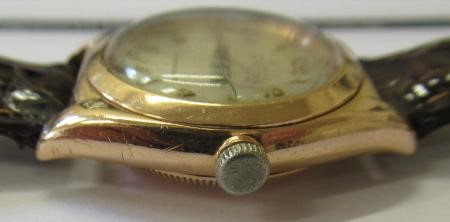 A GENTLEMAN'S GOLD BUBBLE BACK ROLEX OYSTER PERPETUAL CHRONOMETER Image