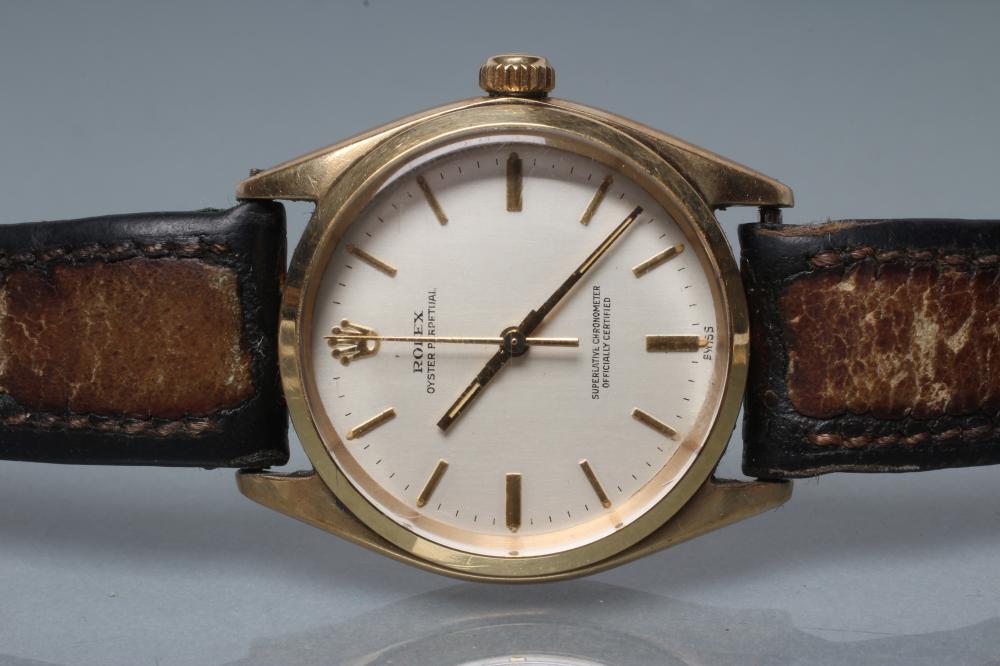 A GENTLEMAN'S 9CT GOLD ROLEX OYSTER PERPETUAL SUPERLATIVE CHRONOMETER Image