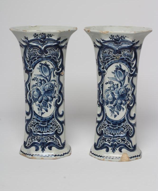 A PAIR OF L.P. KAN DUTCH DELFT VASES Image
