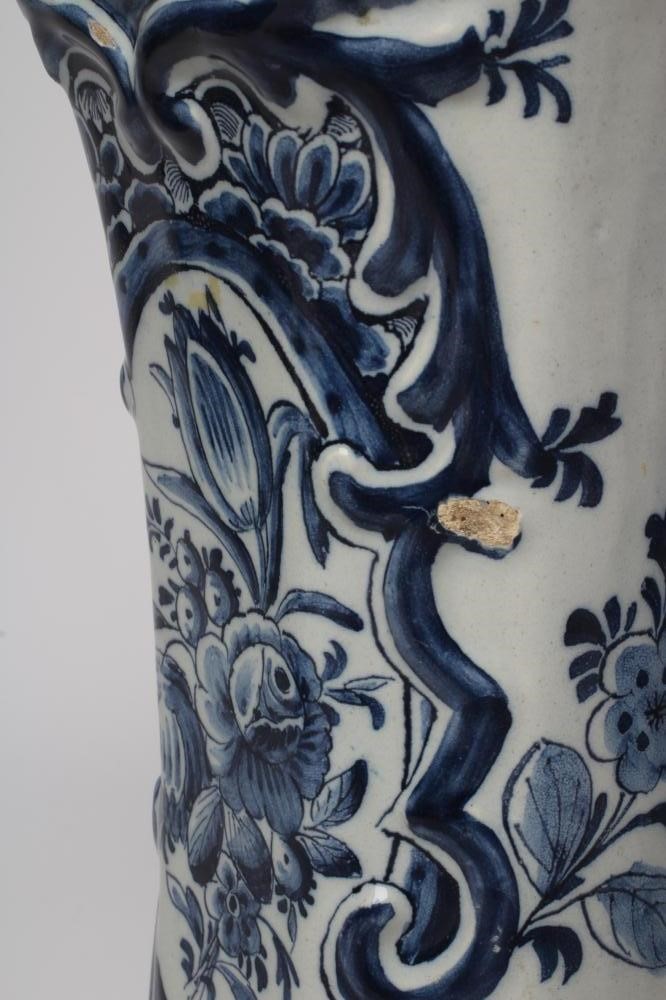 A PAIR OF L.P. KAN DUTCH DELFT VASES Image