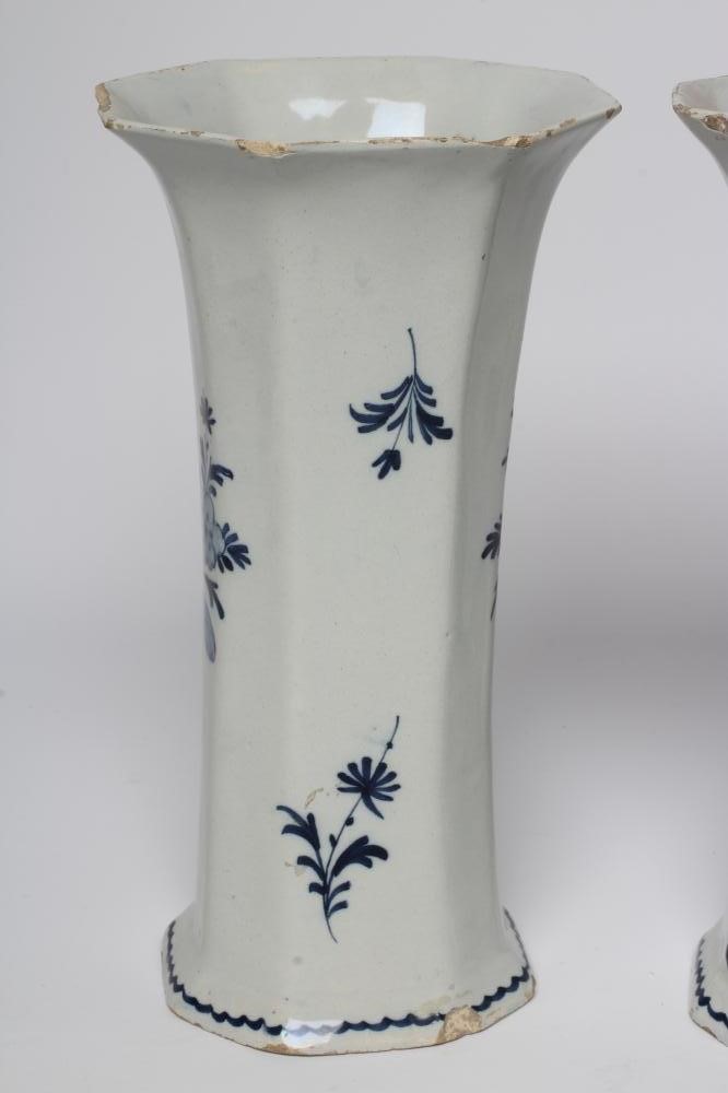 A PAIR OF L.P. KAN DUTCH DELFT VASES Image