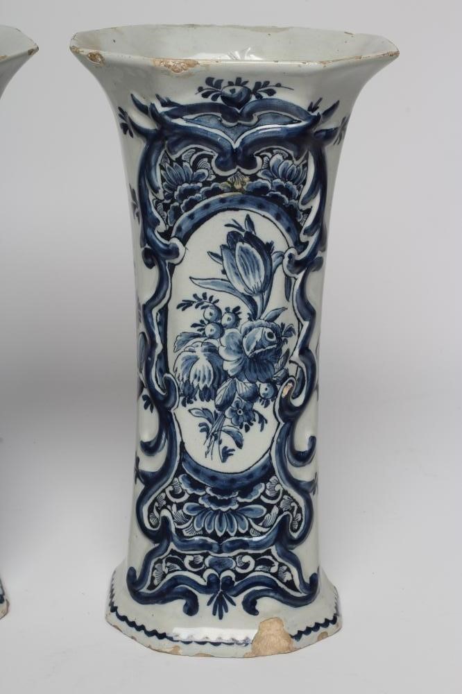 A PAIR OF L.P. KAN DUTCH DELFT VASES Image