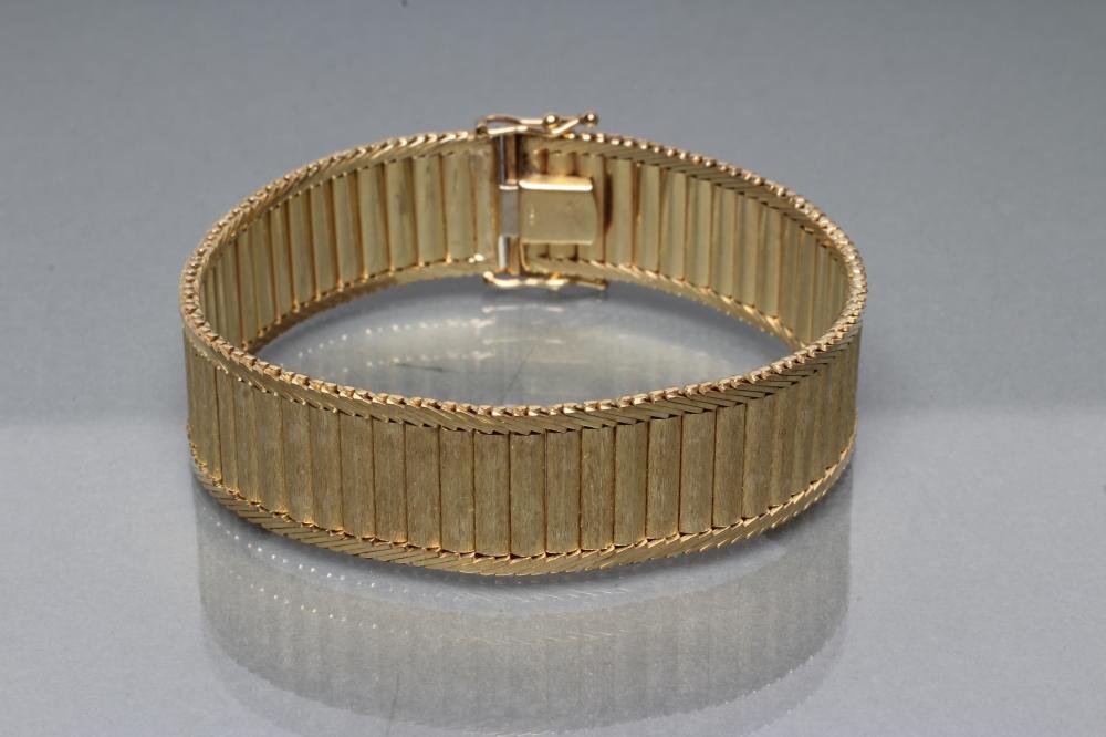A 9CT GOLD ARTICULATED STRAP BRACELET Image